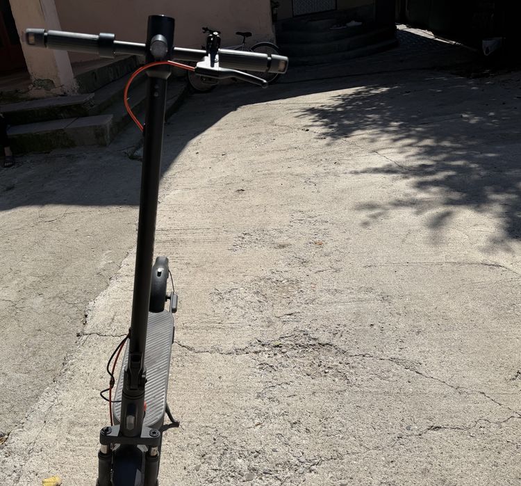 Vând trotinetă electrică redmi,folosită aproximativ un an.Funcționează bine.Singurul defect este ca nu are clacson în rest este în stare bună