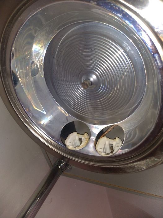 Vitrina de sticlă si oglinzi  cu structura metalica