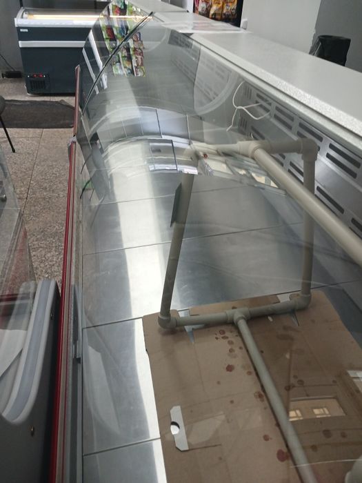 Продам витринный холодильник.