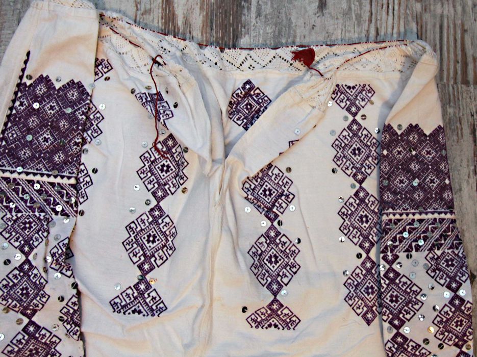 Ie taraneasca veche de 100 de ani