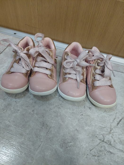 Incaltaminte fete gemene