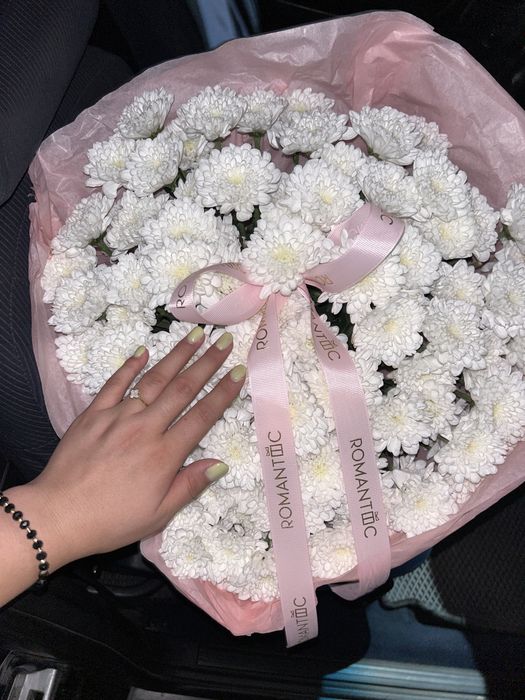 свежие белые хризантемы.