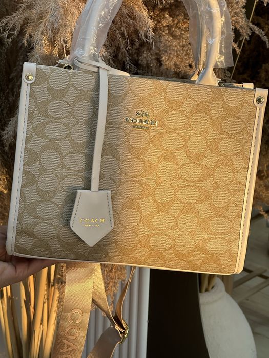 Вместительная женская сумка Coach