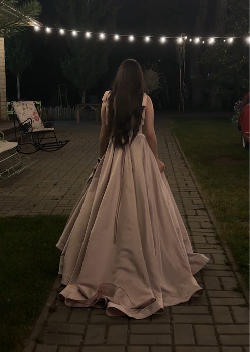 Вечернее платье с разрезом