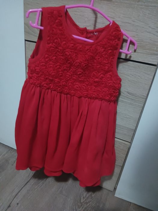 Vând rochițe de fetiță purtate de 2 ori preț 10 lei bucata și încălțăm