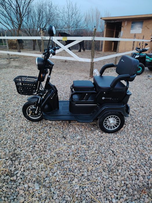 Triciclu electric 2 locuri 100 km aproape Nou 4 chei încărcător Alarma