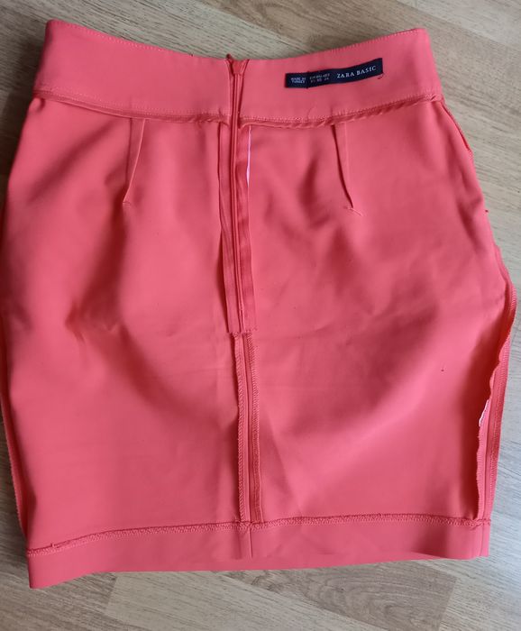 Fusta Zara model conic cu buzunare