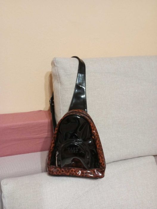 Дамска мини раница от черен лъскав, лачен материал с леопардов елемент