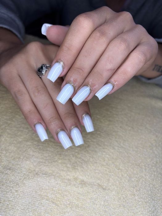 Unghii la doar 100 de lei