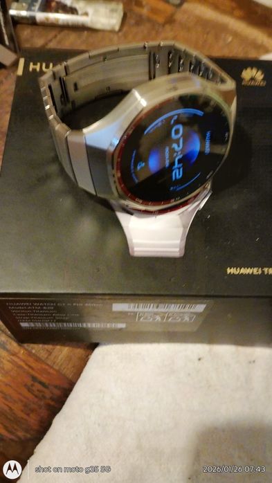 Продавам часовник HUAWEI нов