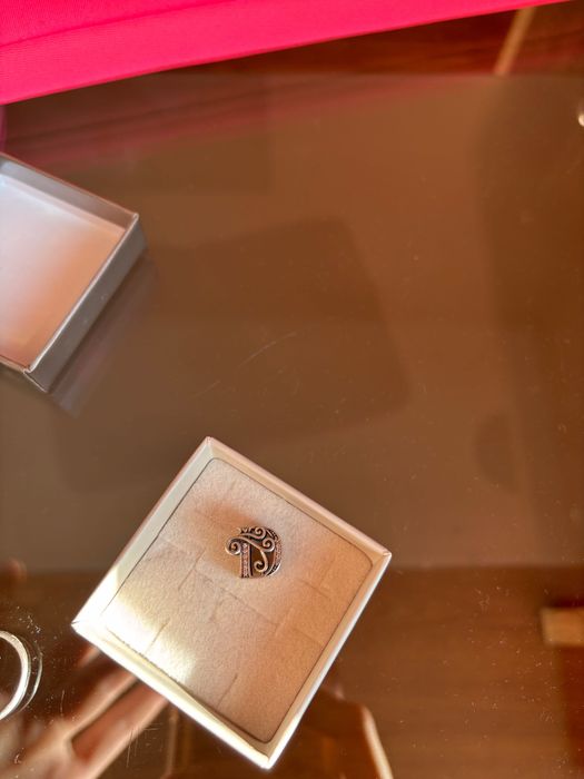 Стебърна висулка с буквата Д