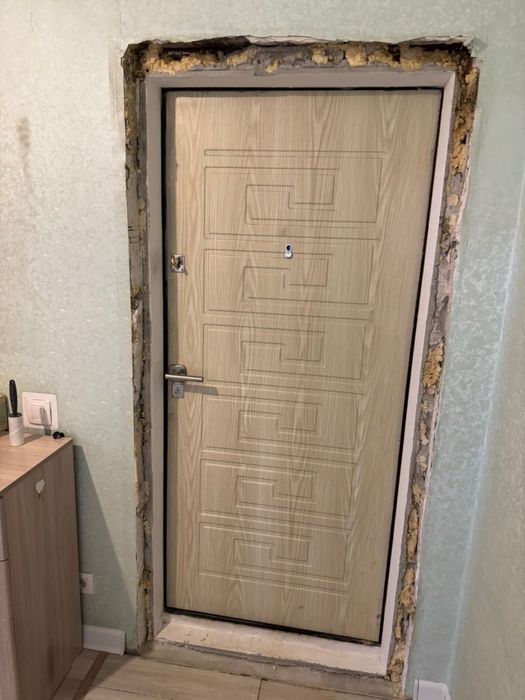 Дверь входная черная