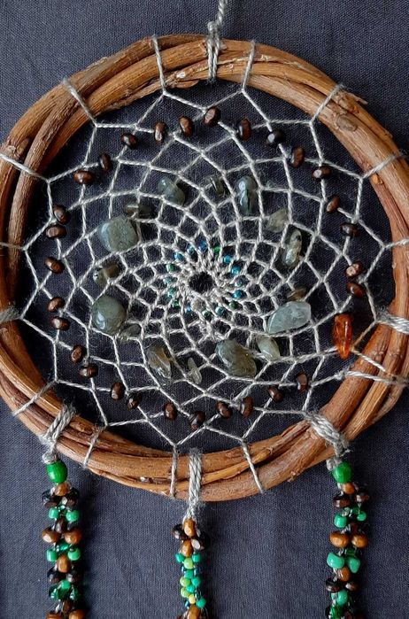 Ловец снов, основа из ивы, лабрадорит и перья павлина/ для интерьера