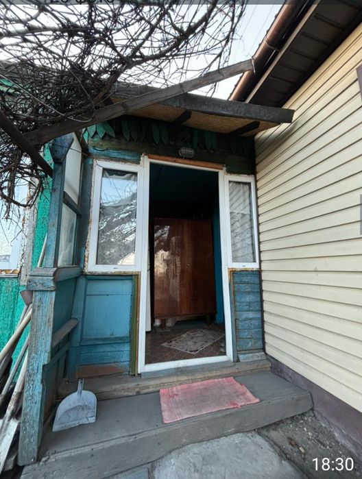 Два дома на одной ограде