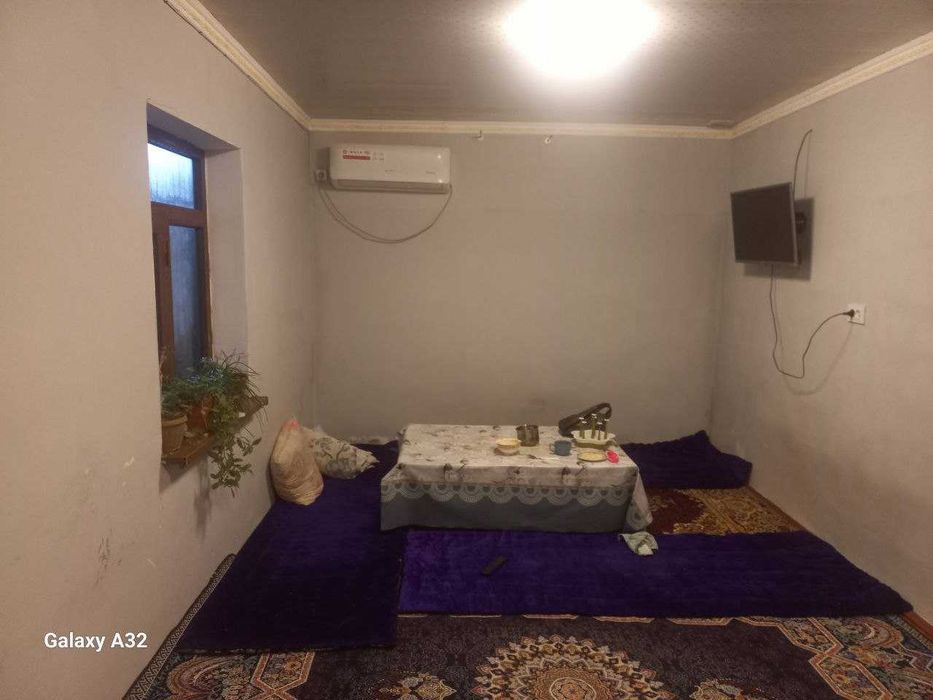 Qiziriq Tumani Rabatak mahallasida 5 xonali uy sotiladi.