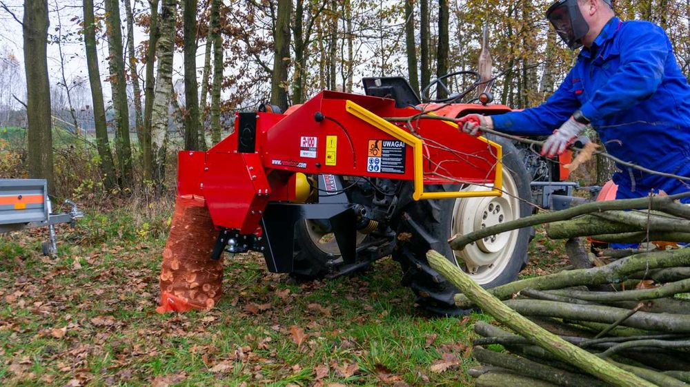Tocător crengi R-100  dupa tractor pentru lemn de foc
