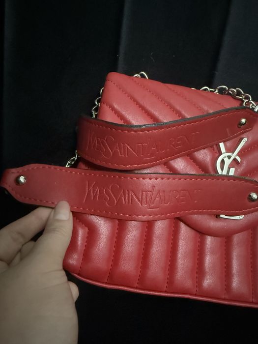 De Dama rosie de umar