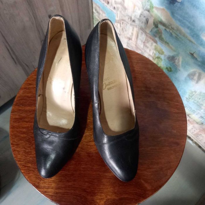 Продам женские черные туфли 40 размера на каблуке