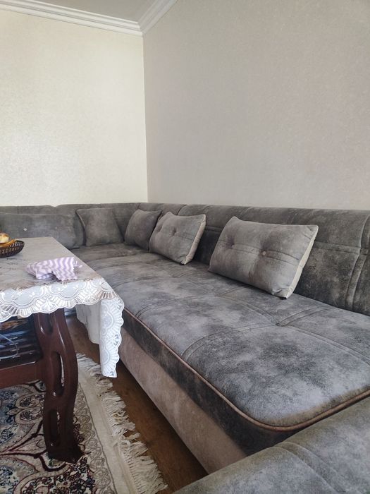 Yangi holatdagi divan va stol sotiladi