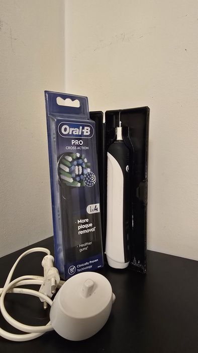 Periuță de dinți electrică Oral-B Clean & Protect + 4 capete rezerve +