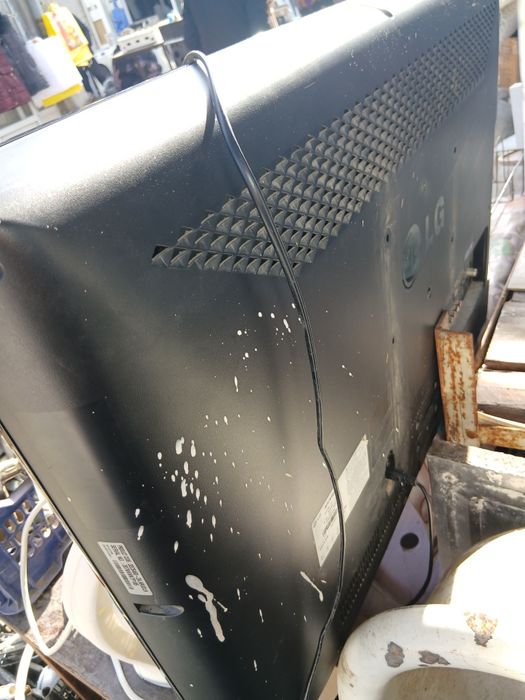 Телевизор LG плоски.