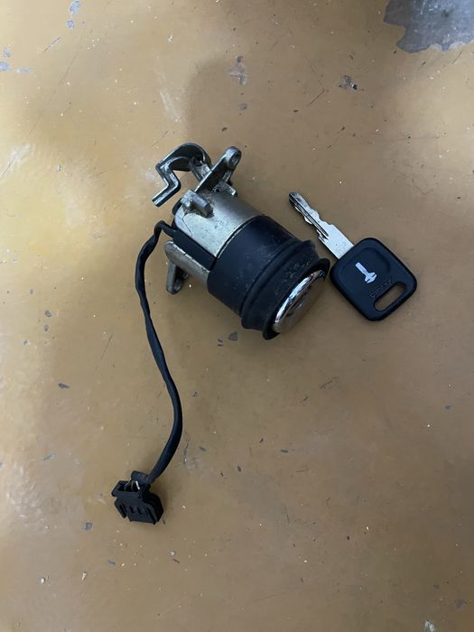 Кнопка багажника ауди 80 б4