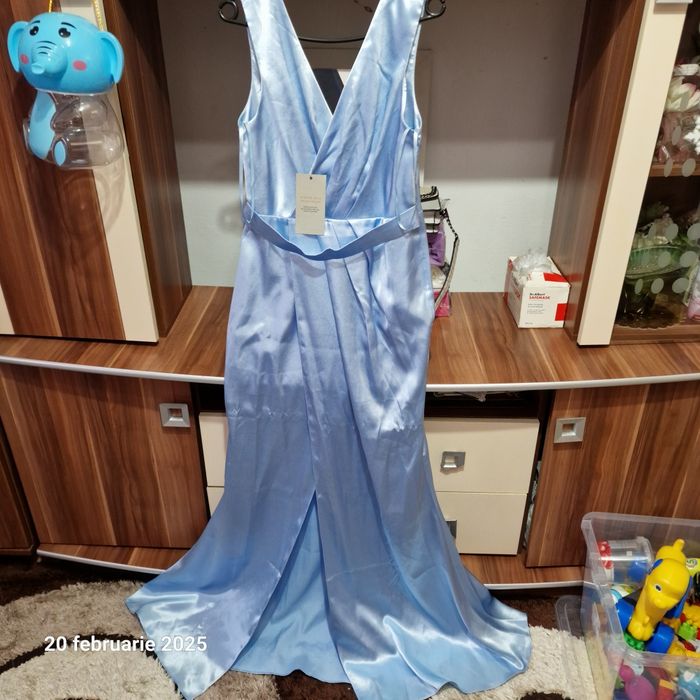 Vand rochii elegante din satin