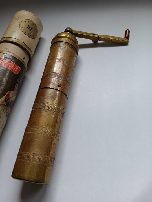 Rasnita de Cafea, veche de colectie, Albania, din Bronz, Nefolosita