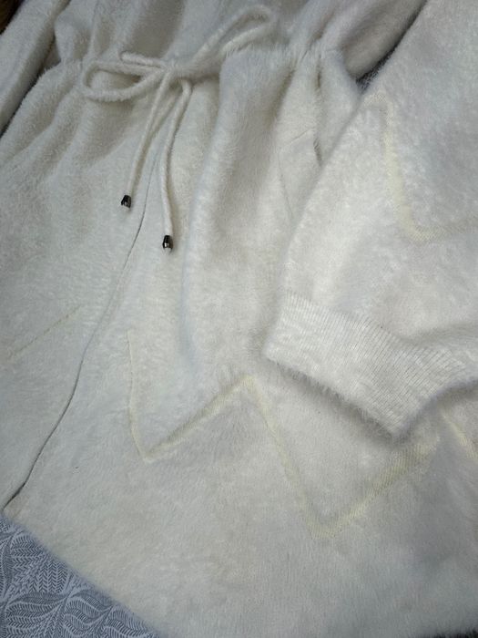 Пухкава бяла/бежова жилетка