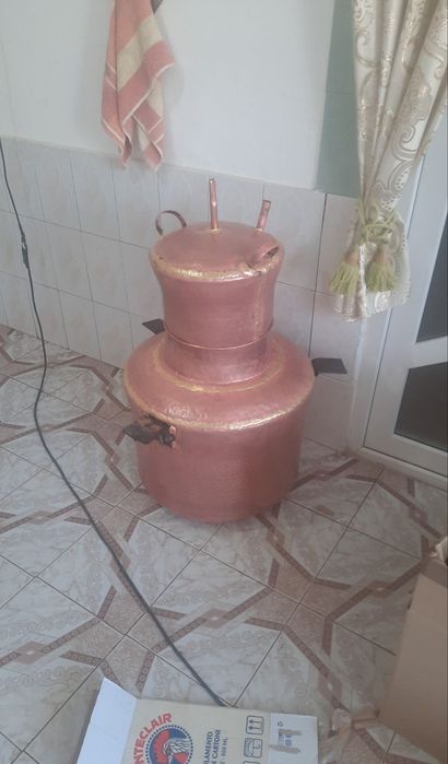 Vând un cazan de țuică din cupru alimentar capacitate de 100 litri cu fundu de 4mm pereți de 3mm capacul de 2mm mai multe detalii la telefon