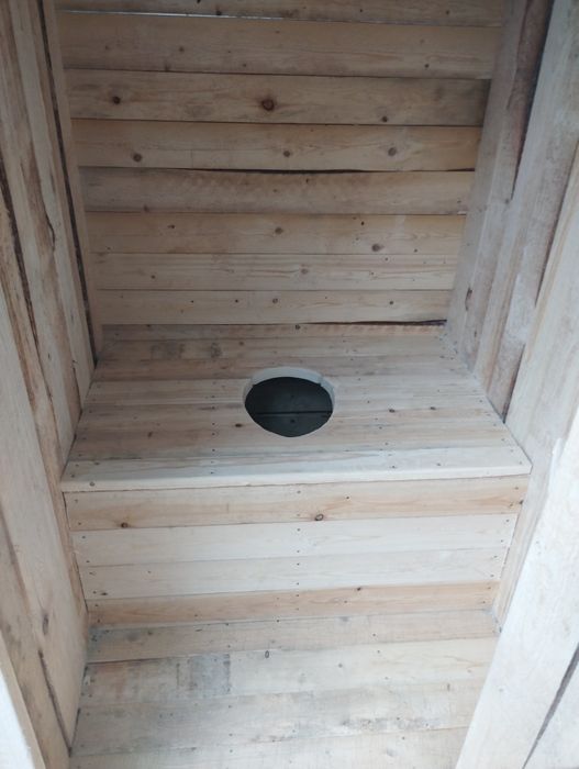 Уличная деревянный туалет