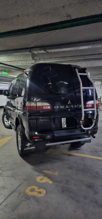 Mitsubishi Delica L400