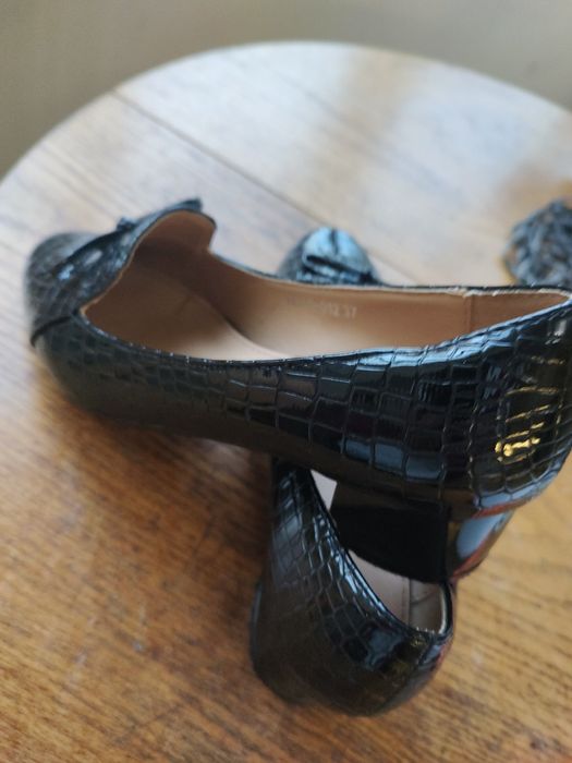 Дамски лачени обувки