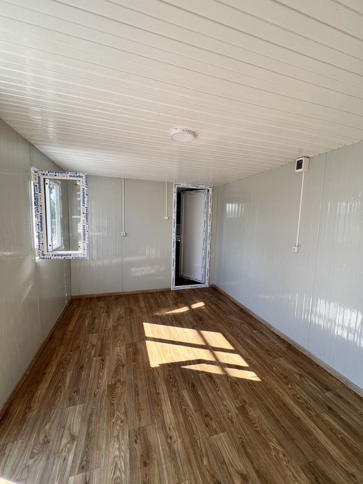 Vand container vitrina cu lambriu si grup sanitar