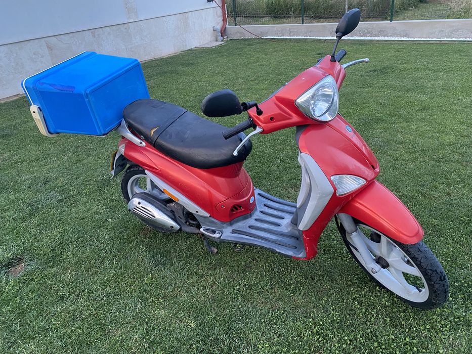 Scuter Puaggio Liberty, transport pizza.