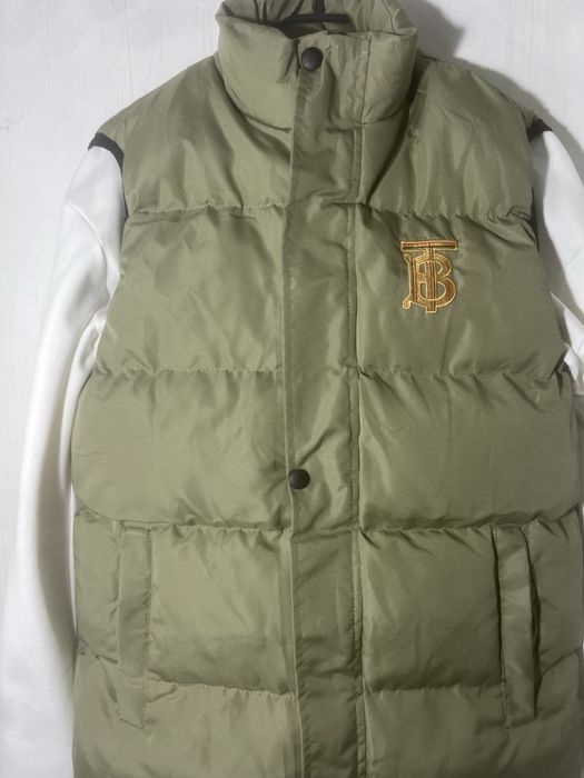 Vesta BURBERRY verde groasă cu logo brodat auriu