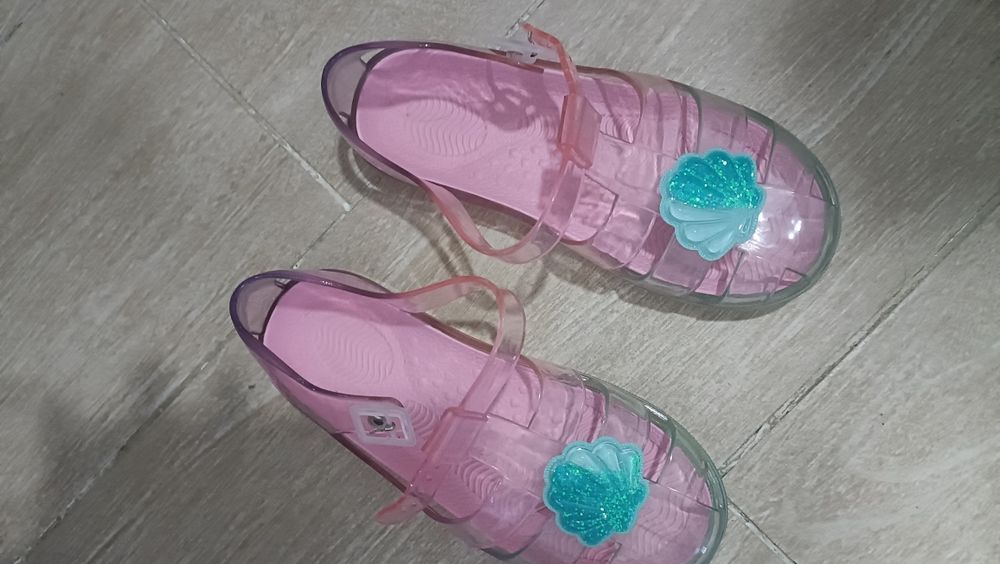 Продам детскую обувь