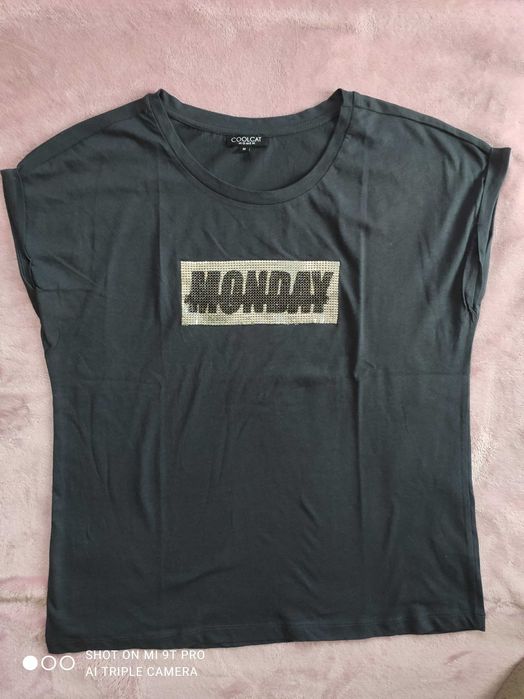 Тениски с надпис и блестящи елементи