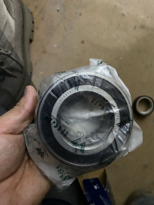 Продам ступичный подшипник и колодку заднего фонаря на ауди 100