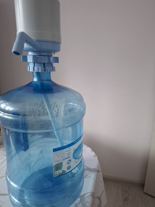 Продаю бутыль 19 литровый с помпой