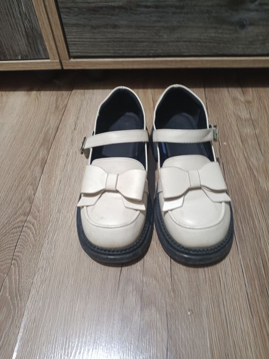Продам школьные туфли