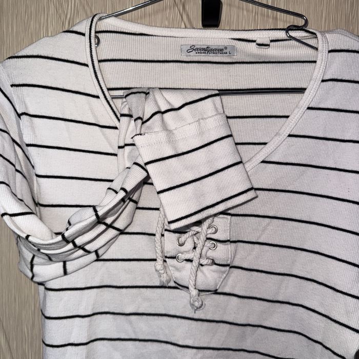 Дамска блуза на райета с връзки на деколтето