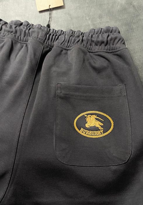 Vând pantalon scurt nou de bărbați Burberry