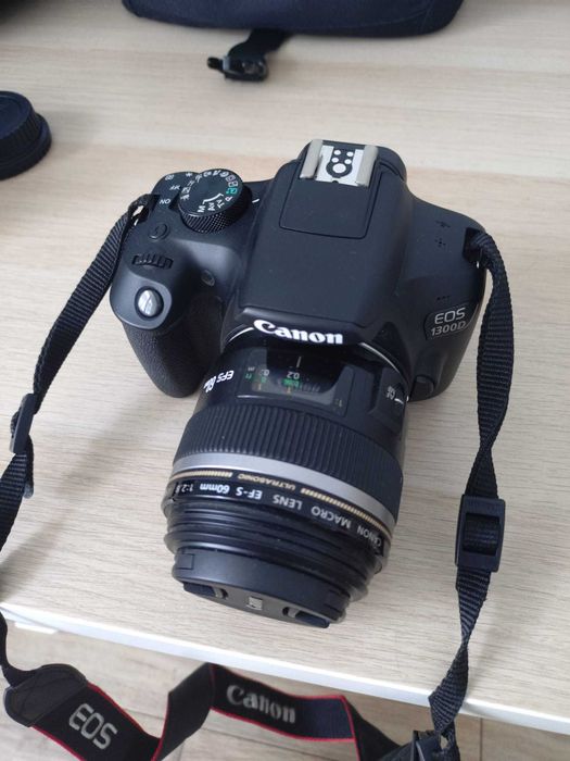 Kit Complet DSLR: Canon EOS 1300D + Obiectiv Macro 60mm f/2.8 + Obiectiv 18-55mm + Accesorii
