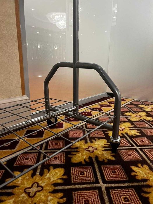 продамвешалку металлическую