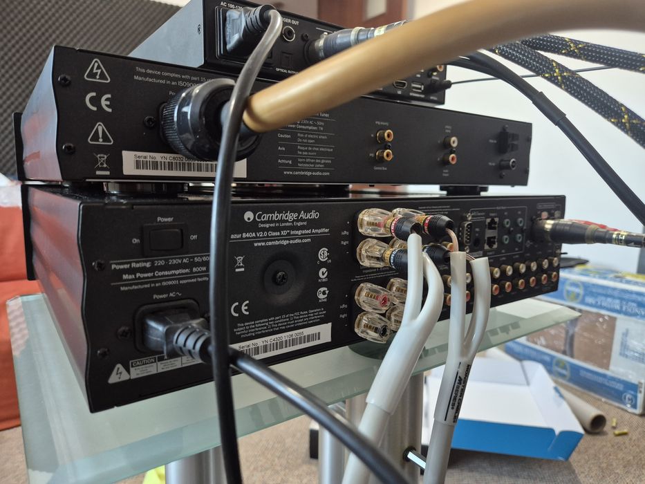 Cambridge Audio Azur 840A V2 amplificator și Azur 340T tuner