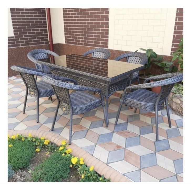 Стол со стульями на улице