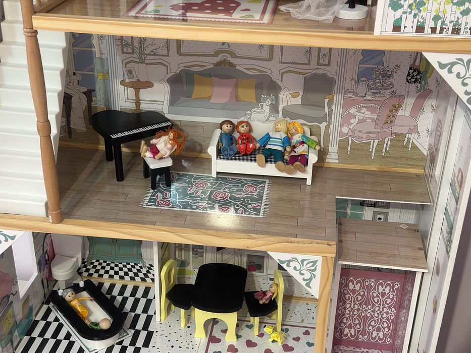 Дървена къща за кукли