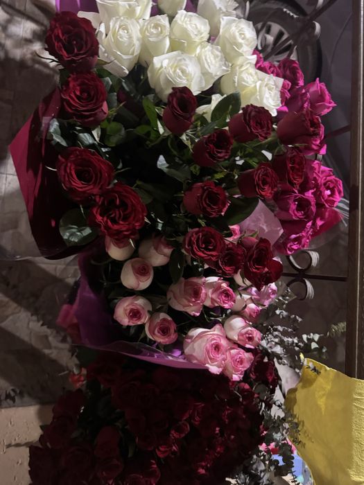 Розы букет белые красные