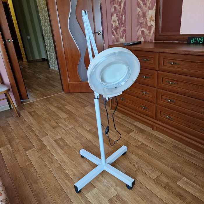 Лампа-лупа LED на колесах